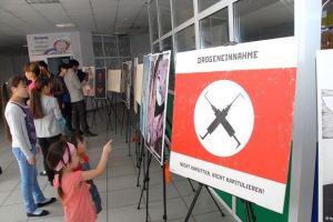 トゥヴァ共和国で実施された「世界は麻薬乱用に反対」展示会